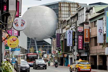 El exterior esférico del Teatro Globe responde, según Koolhaas, al dinamismo del barrio.