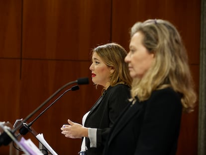 La secretaria de Estado de Igualdad, Ángela Rodríguez (i), y la delegada del Gobierno contra la violencia de género, Victoria Rosell (d), ofrecen una rueda de prensa tras la reunión del Ministerio de Igualdad con las comunidades autónomas para analizar el repunte de asesinatos por violencia de género, el pasado mes de mayo.