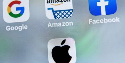 Iconos de Apple, Google, Facebook y Amazon en un teléfono móvil.
