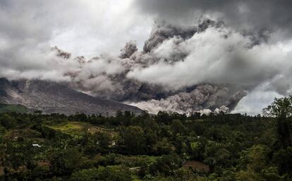 Vista del Monte Sinabung mientras arroja ceniza gruesa durante su erupción desde el pueblo Tiga Pancur (Sumatra del Norte).