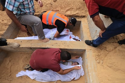 Miembros de la familia al-Zanati, asesinados tras un ataque israelí, son enterrados en Jan Yunis (Gaza), este lunes.