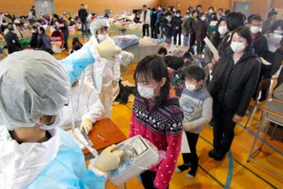Médicos y especialistas comprueban si un grupo de habitantes de la zona de Fukushima sufre contaminación radiactiva.