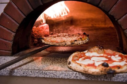 Horno para cocer las pizzas en un restaurante romano.