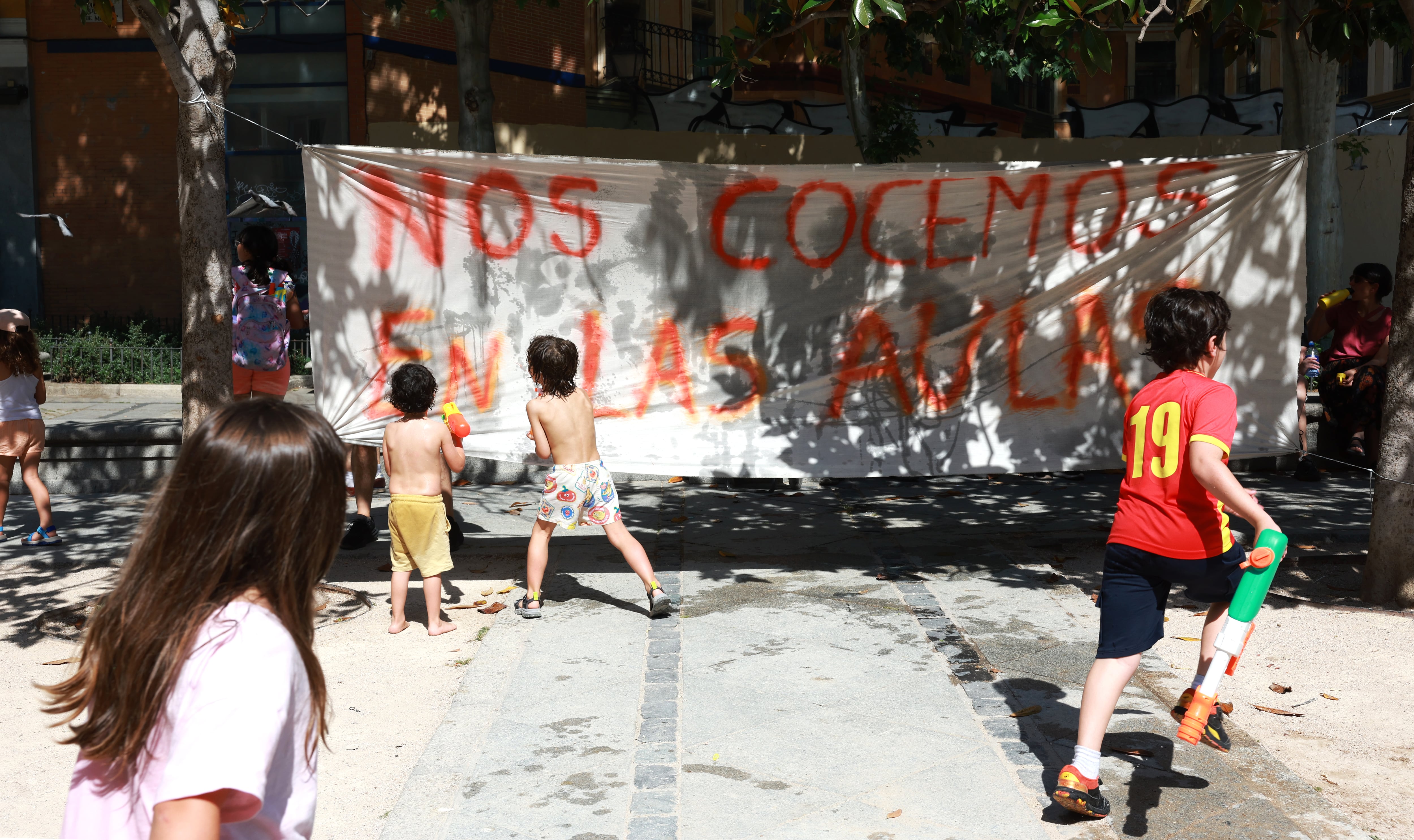 Neighborhood protest against the air conditioning of schools, this Friday in La Latina (Madrid).