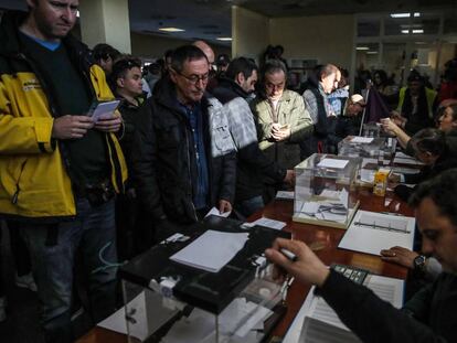 La votación para desconvocar la huelga de taxis, en imágenes