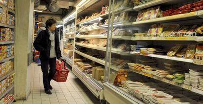 Un cliente observa las estanter&iacute;as de un supermercado. EFE/Archivo