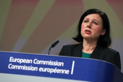 La vicepresidenta europea de Valores y Transparencia, Vera Jourová, en una rueda de prensa en Bruselas.