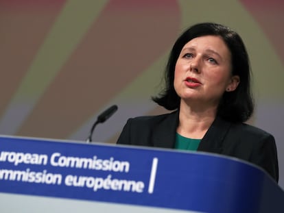 La vicepresidenta europea de Valores y Transparencia, Vera Jourová, en una rueda de prensa en Bruselas.