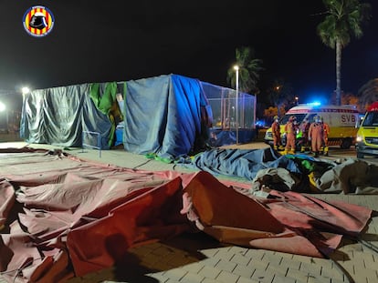 La estructura hinchable caída en la feria de Mislata este martes, en una imagen del twitter de los Bomberos de Valencia.