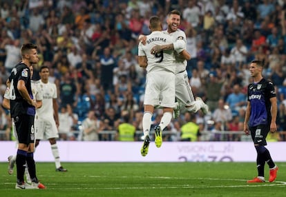 Benzema y Ramos celebran un gol del francés.