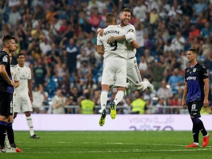 Benzema y Ramos celebran un gol del francés.