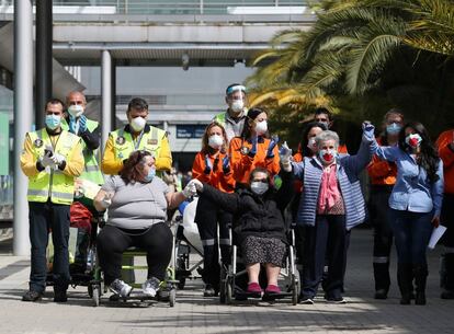 Enfermos y personal sanitario durante el acto de cierre del hospital de campaña del recinto ferial de Ifema este viernes, cuarenta días después de comenzar a recibir sus primeros pacientes, aunque quedarán preparadas sus instalaciones ante la posibilidad de que vuelva a ser necesario abrirlo si hay un rebrote de la covid-19.