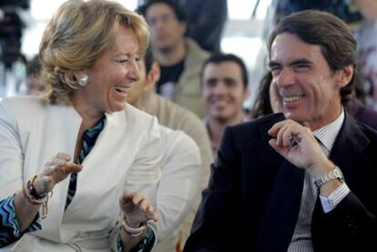El expresidente José María Aznar y la presidenta Esperanza Aguirre en un momento del mitín en Torrejón de Ardoz (Madrid).