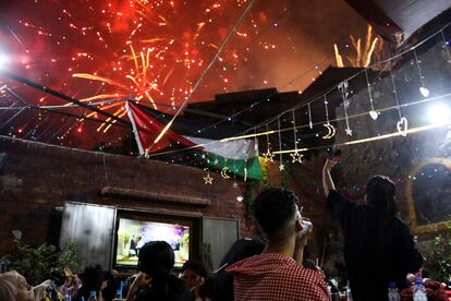 Fuera del palacio, la capital jordana también festejó el enlace de sus futuros monarcas, con fuegos artificiales y música incluidos. Con motivo de la boda real, se declaró festivo nacional.