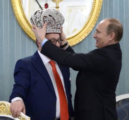 El presidente ruso, Vladímir Putin (derecha), coloca una corona al director artístico del teatro de variedades de Moscú, Gennady Khazanov, en Moscú.