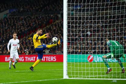 Higuaín marca el primer gol de la Juventus.