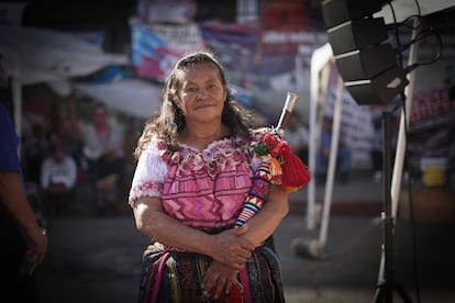 Imelda Petronila Estacuy López, de Sololá, Santa Lucía, con su bastón de mando en el plantón del Ministerio Público.