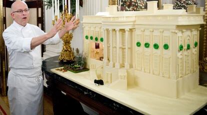 Bill Yosses, con un postre que reproduce la Casa Blanca.