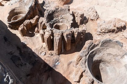 Restos de la fábrica de cerveza de 5.000 años hallada en la antigua necrópolis faraónica de Abidos.