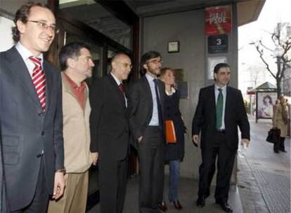 Las delegaciones del PSE y el PP, ante la sede socialista de Bilbao antes de comenzar la reunión