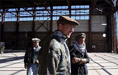 Tres soldados estadounidenses, disfrazados de afganos para desempeñar "labores civiles", a 40 kilómetros al norte de Kabul.