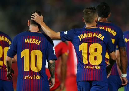 Jordi Alba felicita a Lionel Messi.