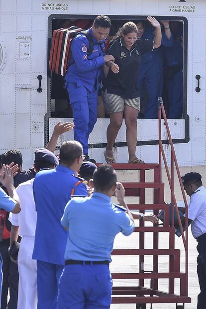 La española Marta Miguel desembarca de un hidroavión Bombardier CL415 de la Marina malasia en el aeropuerto internacional de Kota Kinabalu.