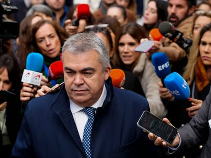 El secretario de Organización del PSOE, Santos Cerdán, el miércoles, rodeado de periodistas en el Congreso.