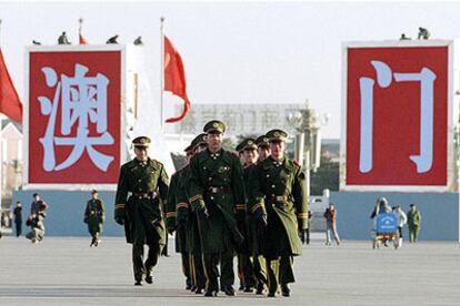 Soldados chinos marchan por la plaza de Tiananmen, en Pekín.