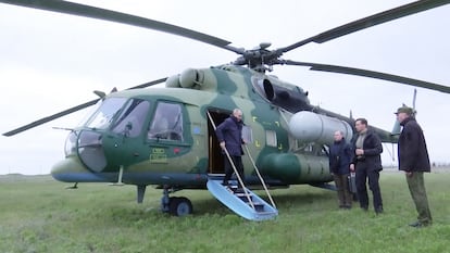 Vladimir Putin visitala sede del grupo militar Dniéper, este martes en Jersón.