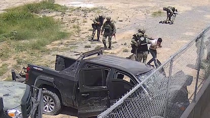 Imagen de una cámara de seguridad donde se observa a un grupo de militares asesinar a cinco civiles en Nuevo Laredo (Tamaulipas).