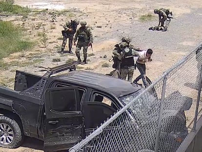Imagen de una cámara de seguridad donde se observa a un grupo de militares asesinar a cinco civiles en Nuevo Laredo (Tamaulipas).