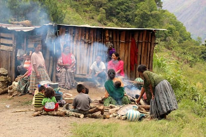 Encuentro familiar en una comunidad maya q’eqchi en Guatemala, un país con gran conflictividad agraria en el que los pueblos originarios se enfrentan a terratenientes y proyectos extractivos.