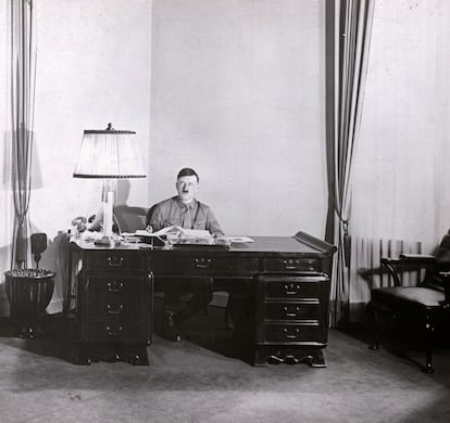 Adolf Hitler en su despacho en una imagen de alrededor de 1925, fecha de publicación de 'Mein Kampf'.