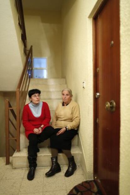 Isabel y su madre Magdalena en el descansillo que da a la puerta de su antigua casa.