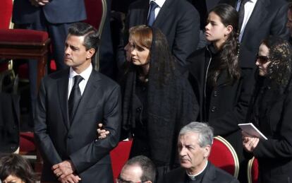 El presidente de M&eacute;xico, Enrique Pe&ntilde;a Nieto (Izda.), junto a su esposa Ang&eacute;lica Rivera, durante la misa solemne de inicio de pontificado del papa Francisco. 