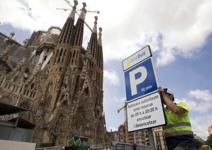 El Ayuntamiento pone en marcha un dispositivo cuyo fin es alejar de la Sagrada Familia los autocares turísticos.