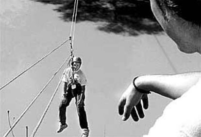 Un joven practica con la tirolina en Jaén.