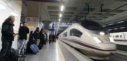 AVE entrando a una estaci&oacute;n de tren