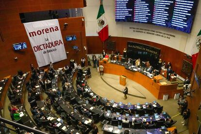 Senadores del PAN y PRI desplegan una manta contra Morena durante una discusión de la reforma al PoderJudicial, este 24 de octubre en Ciudad de México.