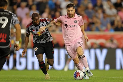 Inter Miami CF forward Lionel Messi (10) controls the ball against New York Red Bulls defender Andres Reyes (4) during the second half at Red Bull Arena.