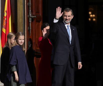 El Rey saluda acompañado de sus hijas.