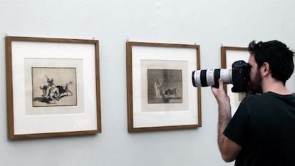 Un fotógrafo toma imágenes de la exposición 'Goya y Barjola. Tauromaquias, obra gráfica'.