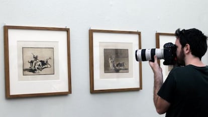 Un fot&oacute;grafo toma im&aacute;genes de la exposici&oacute;n &#039;Goya y Barjola. Tauromaquias, obra gr&aacute;fica&#039;.