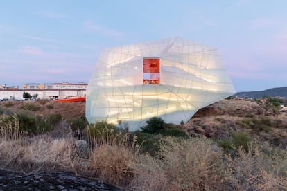 Exterior del Palacio de Congresos de Plasencia, proyectado por el estudio de arquitectura madrile&ntilde;o Selgascano. 