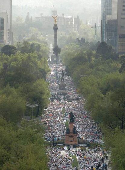Decenas de miles de manifestantes caminan al Zócalo de la Ciudad de México para exigir al Gobierno más seguridad y menos secuestros