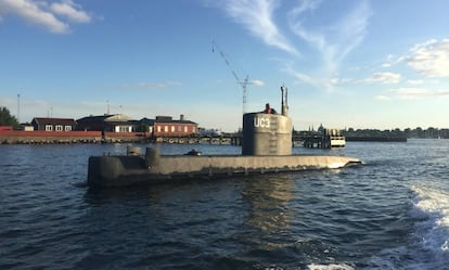 O submarino com a mulher não identificada em sua torre, no porto de Copenhague, no dia 11.