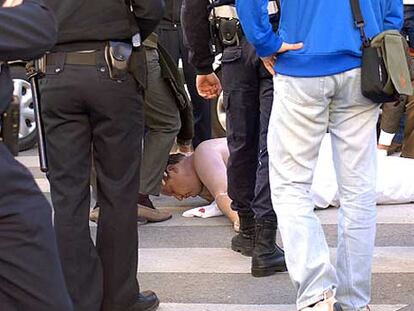 Abajo, entre las piernas de varios policías, el hombre que murió ayer en Marbella durante su arresto.