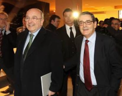 El vicepresidente de la Comisión Europea y Comisario Europeo de la Competencia, Joaquín Almunia (i) y el presidente de Kutxabank, Mario Fernández, hoy, en Bilbao, antes de la conferencia pronunciada por el primero, titulada "La segunda década del euro. Perspectivas para salir de la crisis", en la que ha analizado la situación económica en la UE.