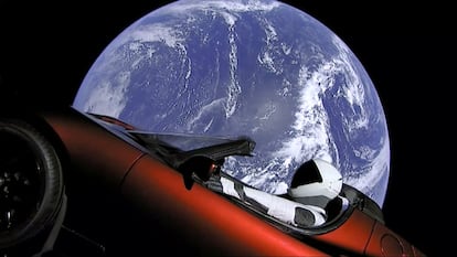 Esta imagen del video proporcionada por SpaceX muestra el deportivo Tesla que fue lanzado al espacio.